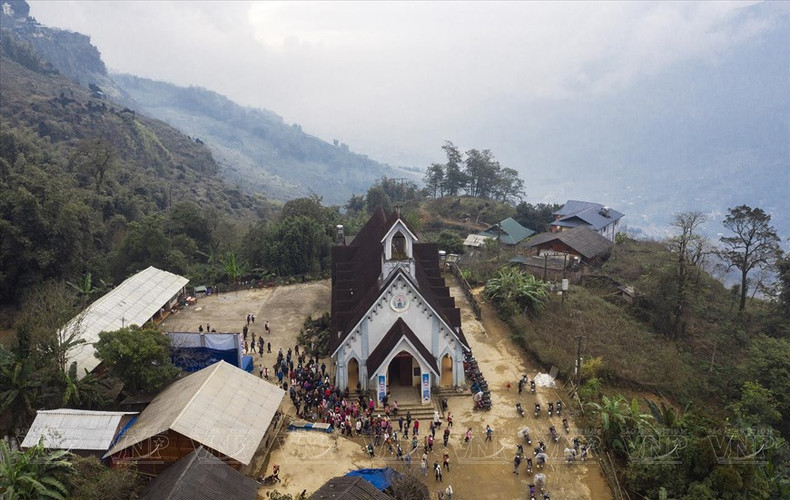 Los feligreses de la subparroquia de Hau Thao, en el pueblo de Hang Da, de la aldea de Hau Chu, en la comuna de Hau Thao, ciudad de Sa Pa, provincia de Lao Cai, vienen a la iglesia. (Foto: Revista Ilustrada de Vietnam)