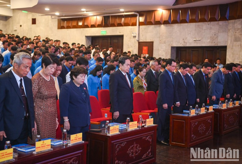 Los delegados guardan un minuto de silencio en memoria del secretario general del Partido Comunista de Vietnam, Nguyen Phu Trong. Los delegados guardan un minuto de silencio en memoria del secretario general del Partido Comunista de Vietnam, Nguyen Phu Trong.
