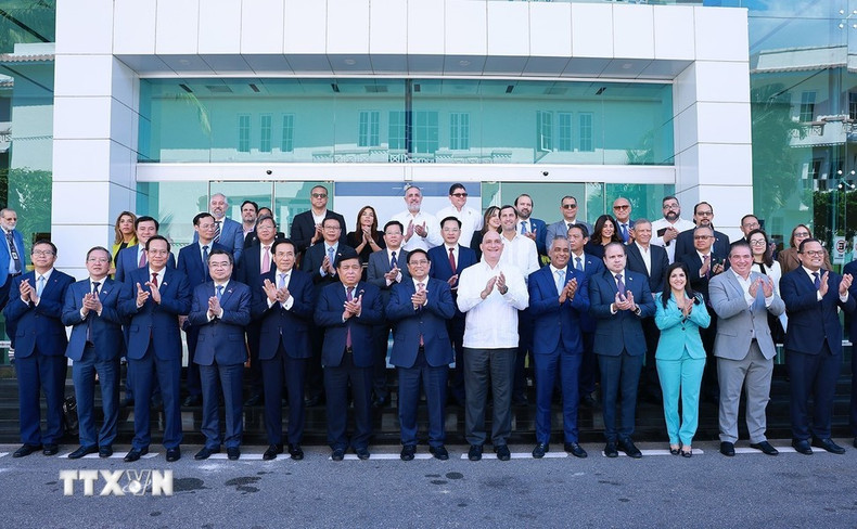 El primer ministro de Vietnam, Pham Minh Chinh, y los asistentes al evento. El primer ministro de Vietnam, Pham Minh Chinh, y los asistentes al evento.