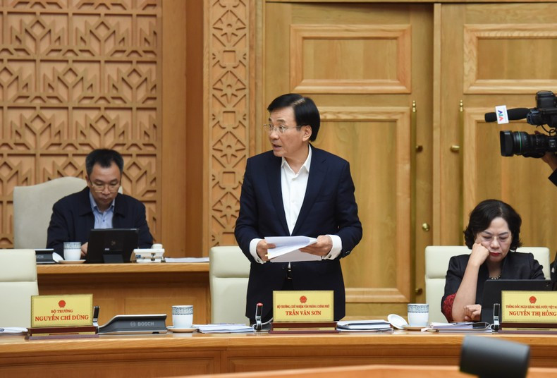Tran Van Son, ministro y jefe de la Oficina del Gobierno de Vietnam habla en la reunión.
