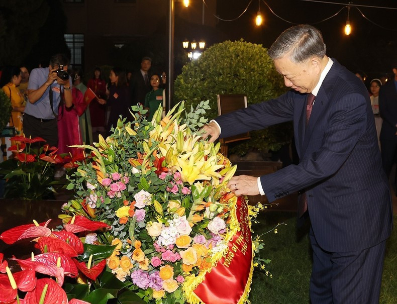 To Lam deposita ofrendas florales ante la estatua del Presidente Ho Chi Minh en el campus de la Embajada de Vietnam en China. To Lam deposita ofrendas florales ante la estatua del Presidente Ho Chi Minh en el campus de la Embajada de Vietnam en China.