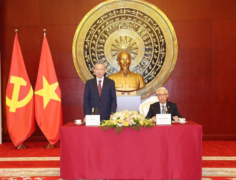 To Lam conversa con el personal de la Embajada de Vietnam y representantes de la comunidad vietnamita en China. To Lam conversa con el personal de la Embajada de Vietnam y representantes de la comunidad vietnamita en China.
