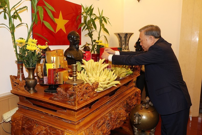To Lam ofrece incienso en el altar del Presidente Ho Chi Minh en la Embajada de Vietnam en China. To Lam ofrece incienso en el altar del Presidente Ho Chi Minh en la Embajada de Vietnam en China.