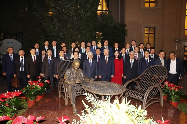 Los delegados se toman una fotografía con la estatua del Presidente Ho Chi Minh. Los delegados se toman una fotografía con la estatua del Presidente Ho Chi Minh.