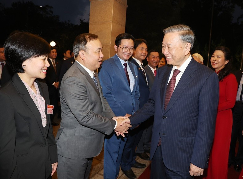 El secretario general del Partido Comunista y presidente de Vietnam, To Lam, y su esposa con funcionarios y personal de la Embajada de Vietnam en China. El secretario general del Partido Comunista y presidente de Vietnam, To Lam, y su esposa con funcionarios y personal de la Embajada de Vietnam en China.