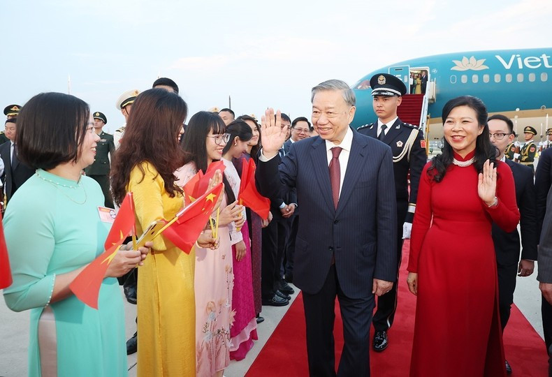 Los funcionarios y personal de la Embajada de Vietnam y la comunidad de connacionales en China dan la bienvenida al secretario general del Partido Comunista y presidente de Vietnam, To Lam, y su esposa.