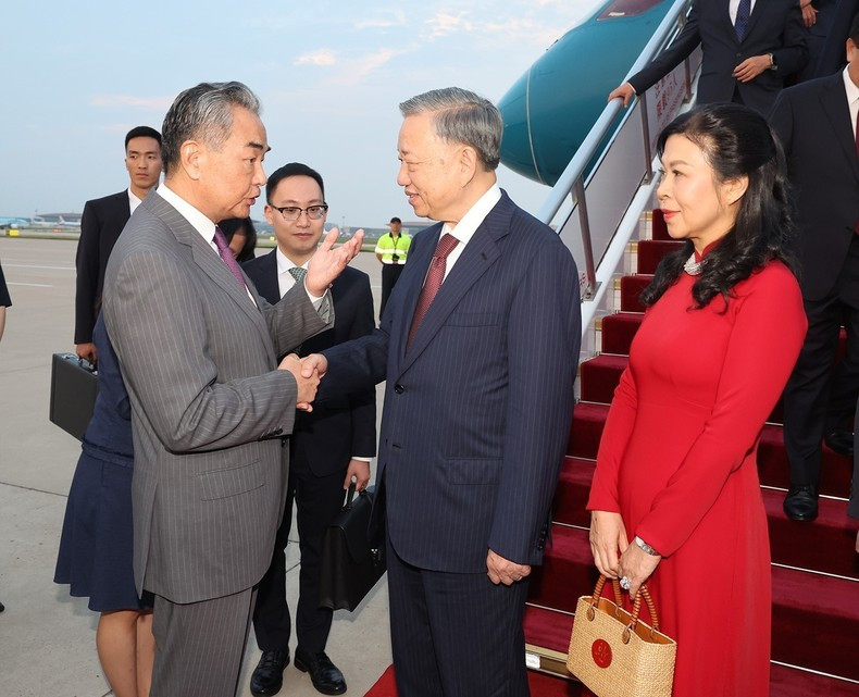 El miembro del Buró Político, jefe de la Oficina de la Comisión de Asuntos Exteriores del Comité Central del Partido Comunista de China y ministro de Relaciones Exteriores, Wang Yi, recibe al secretario general del Partido Comunista y presidente de Vietnam, To Lam, y su esposa.