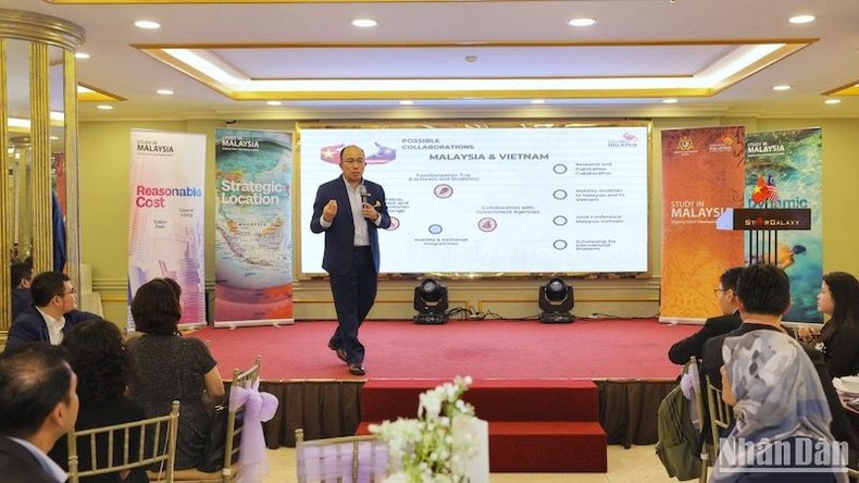 Un representante de Malasia evacúa las dudas de estudiantes y padres. Un representante de Malasia evacúa las dudas de estudiantes y padres.