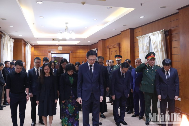 La delegación del Ministerio de Relaciones Exteriores de Vietnam, encabezada por el viceministro Do Hung Viet rinde homenaje al secretario general Nguyen Phu Trong.