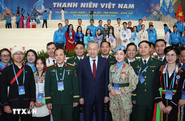 El secretario general del PCV, To Lam y los delegados jóvenes.