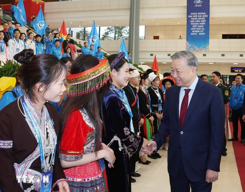El secretario general del PCV, To Lam y los delegados jóvenes.