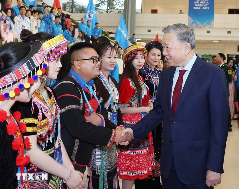 El máximo dirigente partidista To Lam saluda a delegados que asisten al evento.