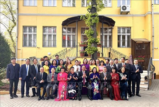 El vicepresidente de la Asamblea Nacional, Tran Quang Phuong, y representantes de asociaciones de connacionales en Hungría (Fuente:VNA) El vicepresidente de la Asamblea Nacional, Tran Quang Phuong, y representantes de asociaciones de connacionales en Hungría (Fuente:VNA)