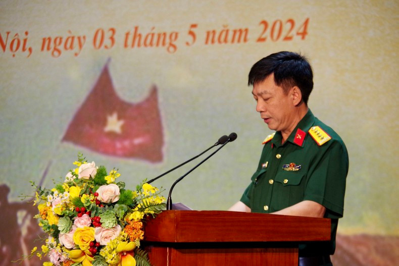 El coronel Nguyen The Manh, subdirector del Departamento de Propaganda y Adiestramiento, pronuncia el discurso inaugural.