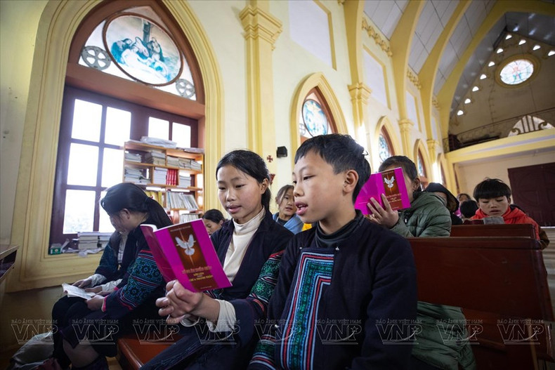 Los feligreses realizan rituales en la iglesia de la subparroquia de Hau Thao. (Foto: Revista Ilustrada de Vietnam)