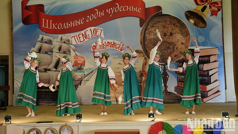 Un espectáculo de estudiantes de la Escuela 76, que lleva el nombre del Presidente Ho Chi Minh.