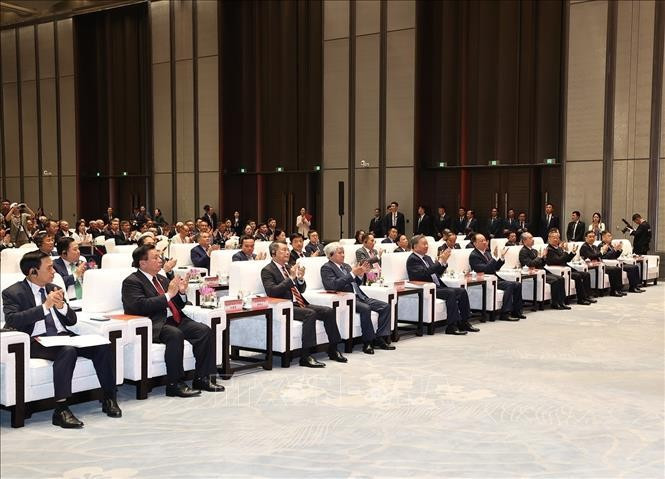 Delegados vietnamitas y chinos asisten al encuentro. Delegados vietnamitas y chinos asisten al encuentro.