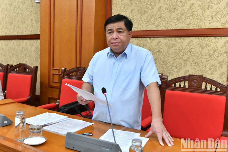 El ministro de Planificación e Inversiones, Nguyen Chi Dung, presenta el informe. El ministro de Planificación e Inversiones, Nguyen Chi Dung, presenta el informe.