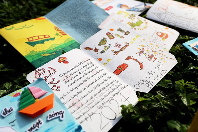 Tarjetas de felicitación de primavera enviadas por niños de todo el país a oficiales y soldados de Truong Sa. (Foto: VNA) Tarjetas de felicitación de primavera enviadas por niños de todo el país a oficiales y soldados de Truong Sa. (Foto: VNA)