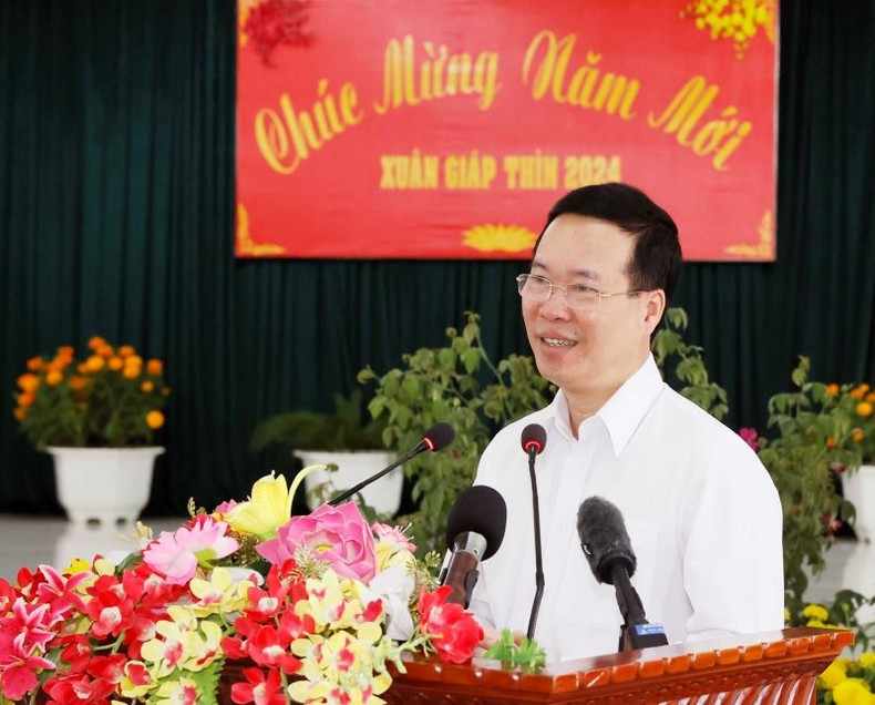 El presidente de Vietnam felicita a los trabajadores y oficiales del regimiento 152, en la Zona Militar 9 en ocación del Año Nuevo Lunar.