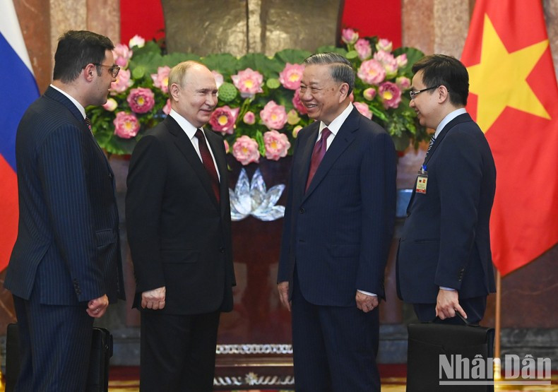 El presidente de Vietnam, To Lam, y su homómolo ruso, Vladimir Putin conversan antes de la reunión. El presidente de Vietnam, To Lam, y su homómolo ruso, Vladimir Putin conversan antes de la reunión.