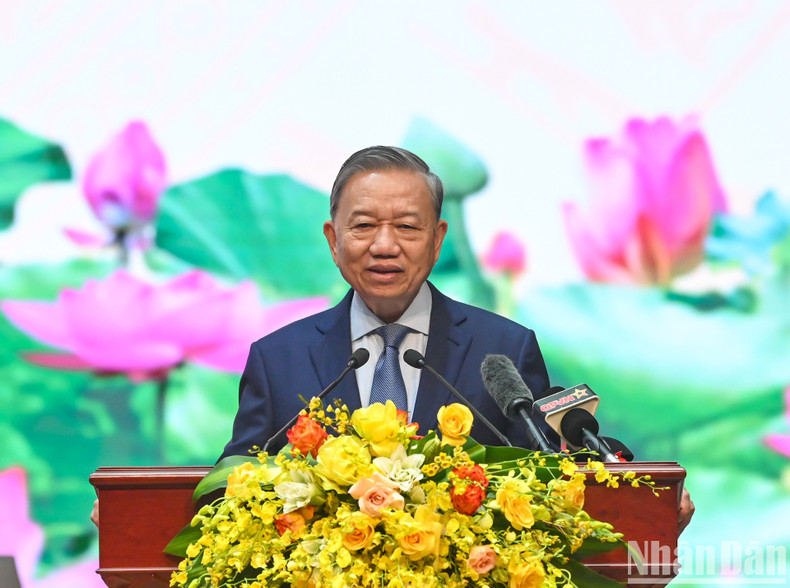 El secretario general del PCV, To Lam, habla en el encuentro.