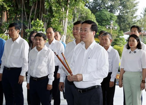 El presidente Vo Van Thuong rinde homenaje a Nguyen Sinh Sac, padre del Presidente Ho Chi Minh. (Foto: VNA) El presidente Vo Van Thuong rinde homenaje a Nguyen Sinh Sac, padre del Presidente Ho Chi Minh. (Foto: VNA)