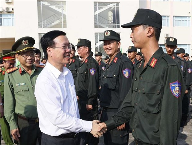 El presidente Vo Van Thuong y los efectivos de la policía móvil. (Foto: VNA) El presidente Vo Van Thuong y los efectivos de la policía móvil. (Foto: VNA)
