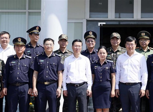 El presidente Vo Van Thuong y los funcionarios y trabajadores de la aduana en la puerta fronteriza de Thuong Phuoc. (Foto: VNA) El presidente Vo Van Thuong y los funcionarios y trabajadores de la aduana en la puerta fronteriza de Thuong Phuoc. (Foto: VNA)