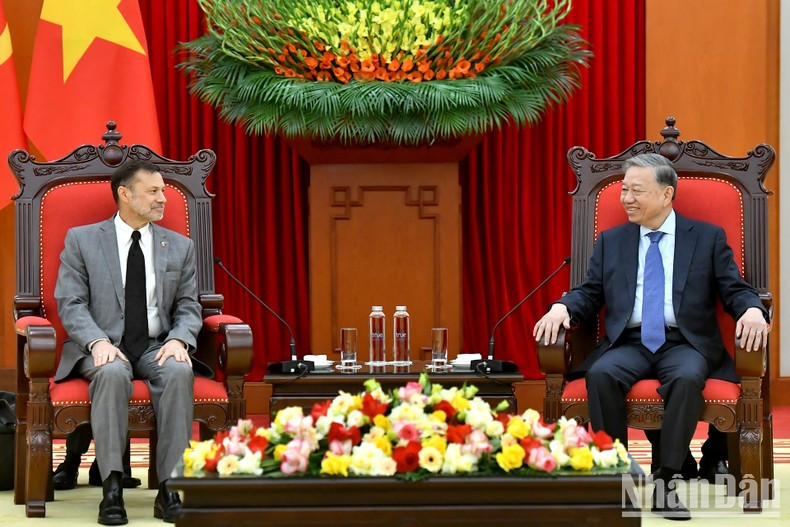 El máximo dirigente partidista de Vietnam, To Lam, sostiene conversaciones con el embajador australiano. El máximo dirigente partidista de Vietnam, To Lam, sostiene conversaciones con el embajador australiano.