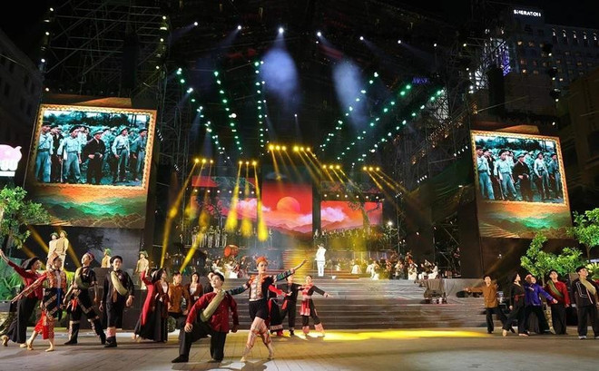 El programa artístico en celebración del 80 aniversario de la fundación del Ejército Popular de Vietnam. (Fuente: VNA) El programa artístico en celebración del 80 aniversario de la fundación del Ejército Popular de Vietnam. (Fuente: VNA)