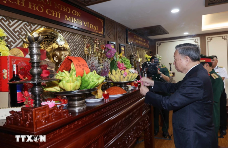 El presidente To Lam ofrece incienso para rendir homenaje al presidente Ho Chi Minh... El presidente To Lam ofrece incienso para rendir homenaje al presidente Ho Chi Minh...