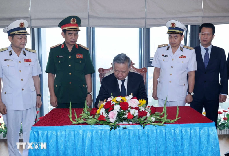 El presidente firma el libro de recuerdo en la Armada. El presidente firma el libro de recuerdo en la Armada.