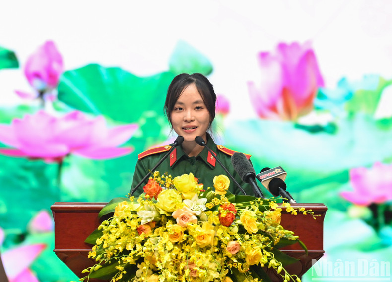 Una representante de los jóvenes militares habla en la cita.