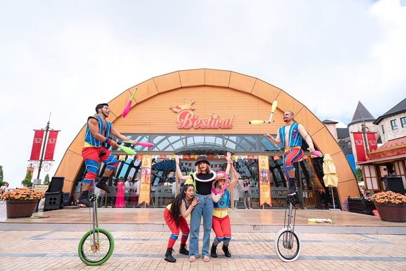 Los espectáculos artísticos en un festival en Sun World Ba Na Hills (Foto: VNA)