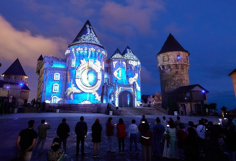 Los turistas contemplan el espectáculo de mapeo en 3D en Sun World Ba Na Hills (Foto: VNA)