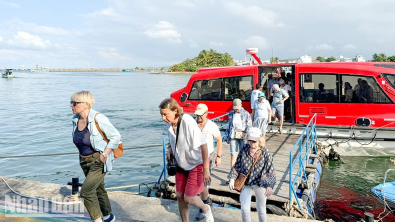 Turistas internacionales visitan Phu Quoc.