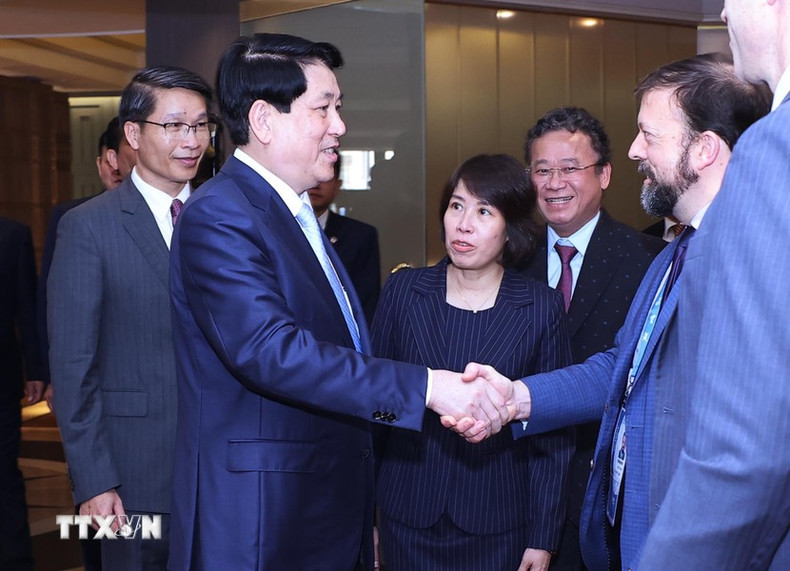 El presidente de Vietnam, Luong Cuong, saluda a los delegados.