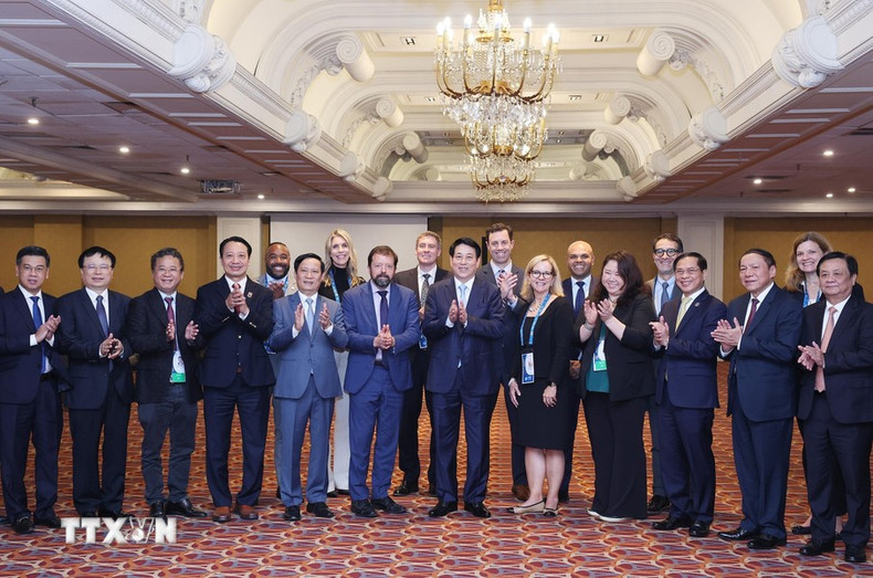 El presidente de Vietnam, Luong Cuong, y los asistentes al evento.