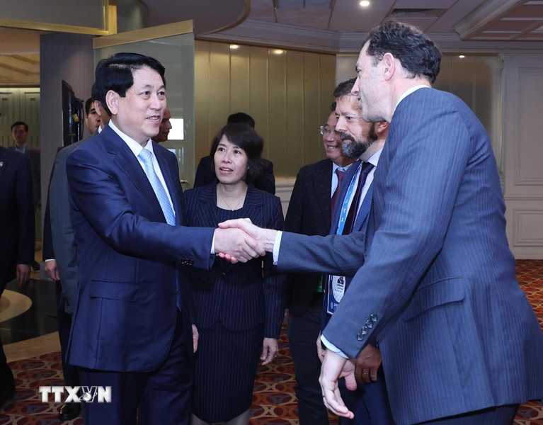 El presidente de Vietnam, Luong Cuong, saluda a los delegados.