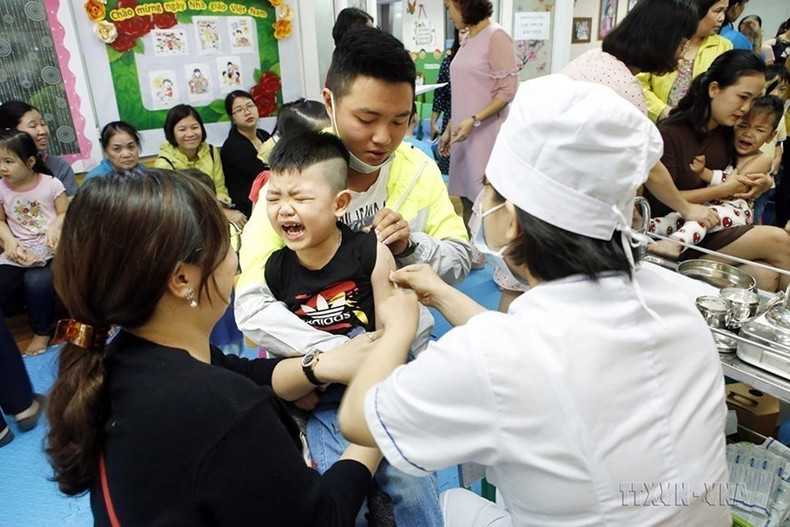 El distrito de Hai Ba Trung (Hanói) implementó una campaña para complementar la vacuna contra el sarampión y la rubéola en las escuelas de la zona. (Foto: VNA) El distrito de Hai Ba Trung (Hanói) implementó una campaña para complementar la vacuna contra el sarampión y la rubéola en las escuelas de la zona. (Foto: VNA)