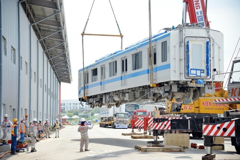 Instalan el primer vagón del tren número 2 de la línea de metro 1 que conecta el mercado Ben Thanh, en el distrito 1, y el parque Suoi Tien, en el distrito 9, en Ciudad Ho Chi Minh. (Fuente: VNA)