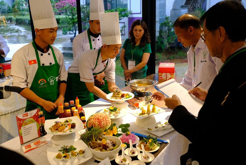 El jurado juzga los platos para otorgar premios a los mejores equipos del concurso. Foto: VNA