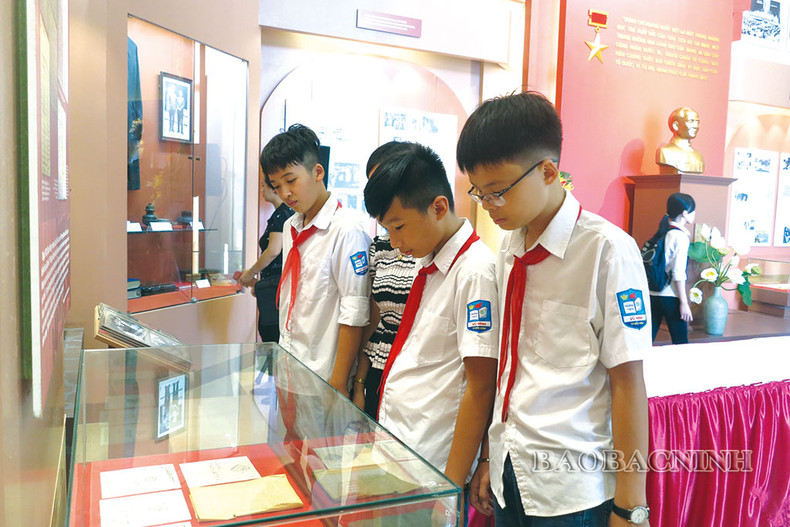 Estudiantes visitan la Sala de exhibición sobre la vida y la trayectoria revolucionaria de Hoang Quoc Viet en Bac Ninh. Estudiantes visitan la Sala de exhibición sobre la vida y la trayectoria revolucionaria de Hoang Quoc Viet en Bac Ninh.
