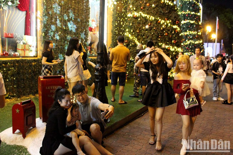 Los jóvenes aprovechan la ocasión para tomarse fotos de recuerdo. Los jóvenes aprovechan la ocasión para tomarse fotos de recuerdo.