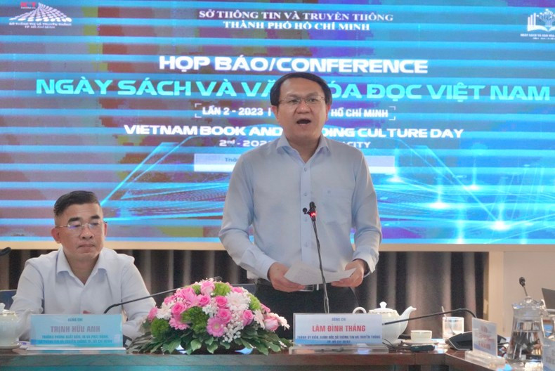 El director del Servicio de Información y Comunicación habla en la rueda de prensa.