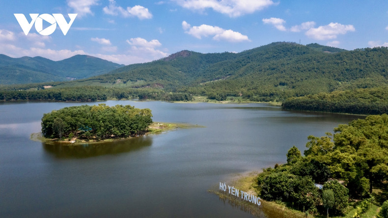 La sosegada imagen del lago en medio del bosque.