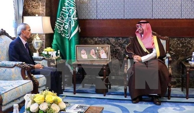 El embajador Dang Xuan Dung y el gobernador general de Al-Ahsa, el príncipe Saud bin Talal Al-Saud. (Fuente: VNA) El embajador Dang Xuan Dung y el gobernador general de Al-Ahsa, el príncipe Saud bin Talal Al-Saud. (Fuente: VNA)