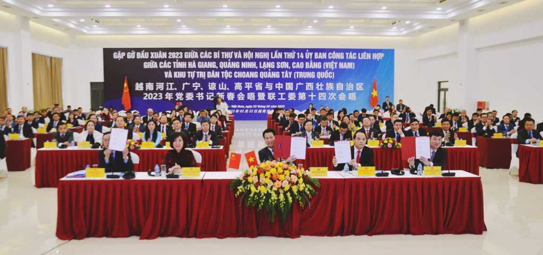 Quang Ninh, junto con las provincias vietnamitas de Cao Bang, Lang Son, Ha Giang y el Comité partidista en la Región Autónoma Zhuang de Guangxi firman un memorando de entendimiento de cooperación y amistad en febrero de 2023. (Foto: Nguyen Thanh) Quang Ninh, junto con las provincias vietnamitas de Cao Bang, Lang Son, Ha Giang y el Comité partidista en la Región Autónoma Zhuang de Guangxi firman un memorando de entendimiento de cooperación y amistad en febrero de 2023. (Foto: Nguyen Thanh)