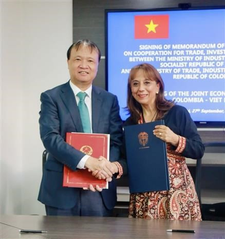 El viceministro de Industria y Comercio de Vietnam, Do Thang Hai, y la viceministra de Comercio, Industria y Turismo de Colombia, Soraya Caro Vargas, firman el Memorando de Entendimiento. (Foto: VNA)